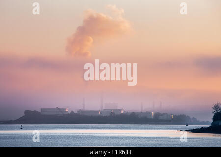 Whitegate, Cork, Irlanda. 28 marzo, 2019. Una chiara notte ha dato modo ad alcuni nebbia mattutina intorno LA RAFFINERIA DI WHITEGATE, Co. Cork, Irlanda. Credito: David Creedon/Alamy Live News Foto Stock