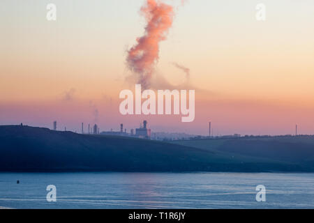 Whitegate, Cork, Irlanda. 28 marzo, 2019. La prima luce inizia a illuminare la raffineria di petrolio nel porto di Cork IN WHITEGATE, Co. Cork, Irlanda. Credito: David Creedon/Alamy Live News Foto Stock