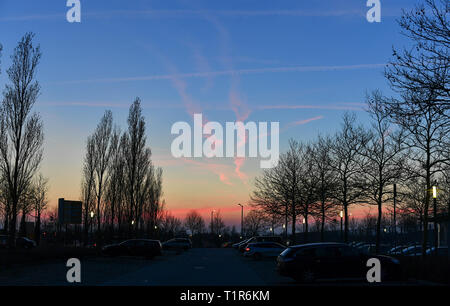 Leipzig, Germania. Xxi Mar, 2019. In serata il cielo sopra un parcheggio presso la Fiera di Lipsia motivi diventava blu al blue ora. Credito: Jens Kalaene/dpa-Zentralbild/dpa/Alamy Live News Foto Stock