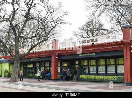 Berlino, Germania. 26 Mar, 2019. L'ingresso del Tierpark Berlin in Friedrichsfelde. Credito: Jens Kalaene/dpa-Zentralbild/ZB/dpa/Alamy Live News Foto Stock