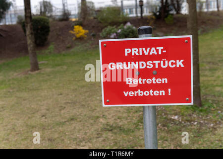 27 marzo 2019, il Land della Baviera, München: un segno rosso con la scritta 'Privat-Grundstück - Betreten verboten!" (proprietà privata - nessuno è autorizzato a entrare) sorge su un prato nel centro della citta'. Foto: Peter Kneffel/dpa Foto Stock