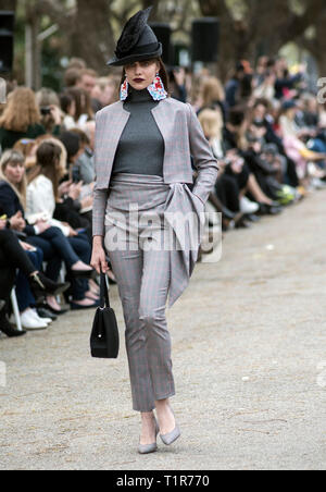 Atene, Grecia. 28 Mar, 2019. Greco del designer Vassilis Zoulias passerella sfilata di moda al di fuori della Hall Zappeion xxv Athens Xclusive Designers settimana, Grecia, 28 marzo 2019. Credito: Elias Verdi/Alamy Live News Foto Stock