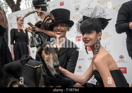 Atene, Grecia. 28 Mar, 2019. Greco del designer Vassilis Zoulias passerella sfilata di moda al di fuori della Hall Zappeion xxv Athens Xclusive Designers settimana, Grecia, 28 marzo 2019. Credito: Elias Verdi/Alamy Live News Foto Stock