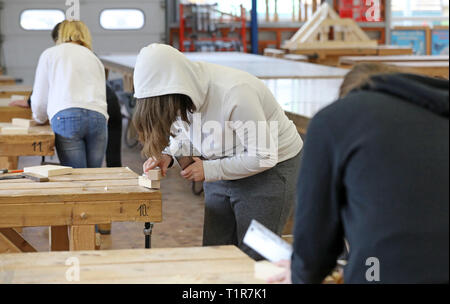 Rostock, Germania. 28 Mar, 2019. Alle ragazze" Giorno nel laboratorio di falegnameria di abc Bau Ausbildungscentrum der Bauwirtschaft Meclenburgo-pomerania GmbH, ragazze da 7a-9a grado completare gli esercizi. Più di 2000 studentesse sono attesi per questo anno di ragazze' giorno nella società e istituzioni nel Mecklenburg-Vorpommern per esplorare le professioni tecniche, tra le altre cose. Credito: Bernd Wüstneck/dpa/Alamy Live News Foto Stock