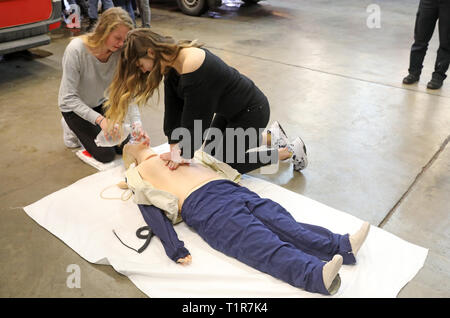 Rostock, Germania. 28 Mar, 2019. Amy (15) (l-r) e Jolina (16) pratica il cuore di massaggio di pressione sulla ragazza giornata presso i vigili del fuoco della città anseatica. Più di 2000 studentesse sono attesi per questo anno di ragazze' giorno nella società e istituzioni nel Mecklenburg-Vorpommern per esplorare le professioni tecniche, tra le altre cose. Credito: Bernd Wüstneck/dpa/Alamy Live News Foto Stock