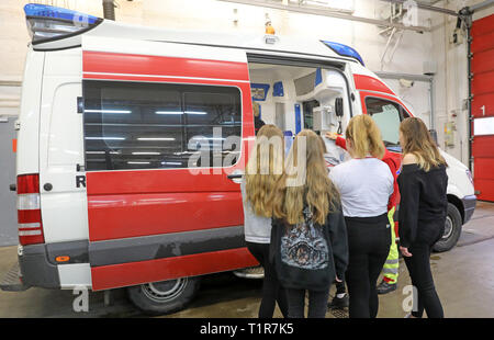 Rostock, Germania. 28 Mar, 2019. Su ragazze' giorno presso i vigili del fuoco della città anseatica, studentesse sono mostrati gli interni di un'ambulanza. Più di 2000 studentesse sono attesi per questo anno di ragazze' giorno nella società e istituzioni nel Mecklenburg-Vorpommern per esplorare le professioni tecniche, tra le altre cose. Credito: Bernd Wüstneck/dpa/Alamy Live News Foto Stock
