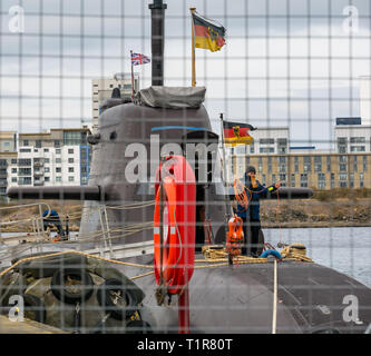 Dock di Leith, Edimburgo, Scozia, Regno Unito, 28 marzo 2019. Il tedesco non di sottomarini nucleari di tipo 212A visite Leith, ormeggiato di fronte al Royal Yacht Britannia nel bacino di entrata. Questo tipo di sommergibile, costruito per il tedesco e italiano marine militari è detto di avere un sistema motore che è privo di vibrazioni estremamente tranquille e praticamente non rilevabile. La gente che lavora sulla barca in porto Foto Stock