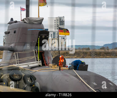 Dock di Leith, Edimburgo, Scozia, Regno Unito, 28 marzo 2019. Il tedesco non di sottomarini nucleari di tipo 212A visite Leith, ormeggiato di fronte al Royal Yacht Britannia nel bacino di entrata. Questo tipo di sommergibile, costruito per il tedesco e italiano marine militari è detto di avere un sistema motore che è privo di vibrazioni estremamente tranquille e praticamente non rilevabile. La gente che lavora sulla barca in porto Foto Stock