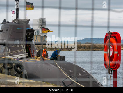 Dock di Leith, Edimburgo, Scozia, Regno Unito, 28 marzo 2019. Il tedesco non di sottomarini nucleari di tipo 212A visite Leith, ormeggiato di fronte al Royal Yacht Britannia nel bacino di entrata. Questo tipo di sommergibile, costruito per il tedesco e italiano marine militari è detto di avere un sistema motore che è privo di vibrazioni estremamente tranquille e praticamente non rilevabile. La gente che lavora sulla barca in porto Foto Stock