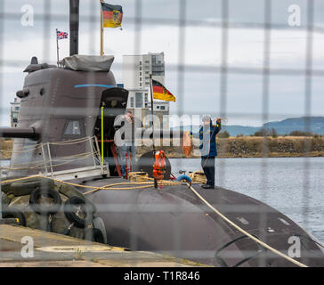 Dock di Leith, Edimburgo, Scozia, Regno Unito, 28 marzo 2019. Il tedesco non di sottomarini nucleari di tipo 212A visite Leith, ormeggiato di fronte al Royal Yacht Britannia nel bacino di entrata. Questo tipo di sommergibile, costruito per il tedesco e italiano marine militari è detto di avere un sistema motore che è privo di vibrazioni estremamente tranquille e praticamente non rilevabile. La gente che lavora sulla barca in porto Foto Stock