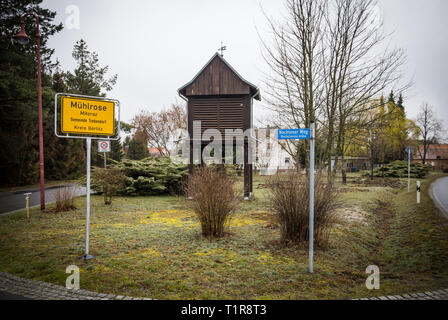 28 marzo 2019, in Sassonia, Mühlrose: entrata del villaggio Mühlrose nella Lausitz. Il contratto per la nuova sistemazione del villaggio tra i comuni di Trebendorf e Schleife e la società energetica Leag è stato firmato. Mühlrose è uno degli ultimi villaggi del distretto Lusatian per dare modo a carbone marrone, che è quello di essere dragati all inizio del 2030s. Lausitz Energie Bergbau AG si aspetta un volume di produzione di 150 milioni di tonnellate di carbone. Il nuovo mulino rose si trova quindi nel ciclo di sette chilometri di distanza. Foto: Oliver Killig/dpa-Zentralbild/dpa Foto Stock