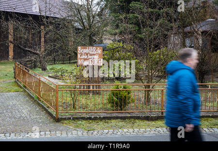 28 marzo 2019, in Sassonia, Mühlrose: Vista in un giardino frontale del villaggio Mühlrose nella Lausitz, in cui un cartello con la scritta "si seppellire il carbone, si seppellire il nostro paese". Il contratto per la nuova sistemazione del villaggio tra i comuni di Trebendorf e Schleife e la società energetica Leag è stato firmato. Mühlrose è uno degli ultimi villaggi del distretto Lusatian per dare modo a carbone marrone, che è quello di essere dragati all inizio del 2030s. Lausitz Energie Bergbau AG si aspetta un volume di produzione di 150 milioni di tonnellate di carbone. Il nuovo mulino rose si trova quindi nel loop sev Foto Stock