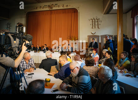 28 marzo 2019, in Sassonia, Trebendorf: i residenti e i giornalisti sono in attesa in Mühlrose "Gasthaus Zur Erholung' per il pubblico la firma del contratto per la nuova sistemazione del villaggio tra i comuni e Trebendorf Schleife nonché la società energetica Leag. Il contratto per la nuova sistemazione del villaggio tra i comuni di Trebendorf e Schleife e la società energetica Leag è stato firmato. Mühlrose è uno degli ultimi villaggi del distretto Lusatian per dare modo a carbone marrone, che è quello di essere dragati all inizio del 2030s. Lausitz Energie Bergbau AG expec Foto Stock