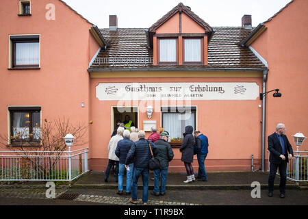 28 marzo 2019, in Sassonia, Mühlrose: Residenti della Mühlrose "Gasthaus Zur Erholung' sono in attesa per il pubblico la firma del contratto per il reinsediamento del loro villaggio tra i comuni e Trebendorf Schleife nonché la società energetica Leag. Mühlrose è uno degli ultimi villaggi del distretto Lusatian per dare modo a carbone marrone, che è quello di essere dragati all inizio del 2030s. Lausitz Energie Bergbau AG si aspetta un volume di produzione di 150 milioni di tonnellate di carbone. Il nuovo mulino rose si trova quindi nel ciclo di sette chilometri di distanza. Foto: Oliver Killig/dpa-Zentralbild/dpa Foto Stock