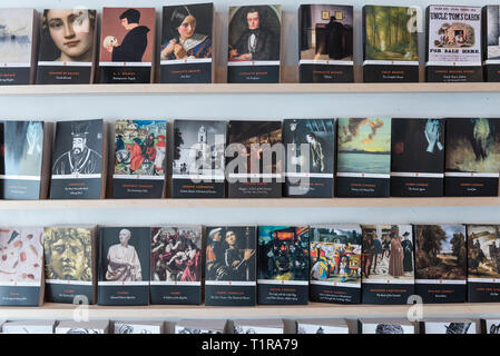Londra, Regno Unito. Il 28 marzo 2019. I titoli sui ripiani al Penguin Classics pop-up shop vicino a Brick Lane nella zona est di Londra. Ogni singolo Penguin Classic titolo (oltre 1.200 libri) è sul display per celebrare la gioia dei libri, sia di leggere per piacere e per studiare. Accanto ai libri ci sono opere letterarie workshop creativi e colloqui e altro ancora. Lo spazio è aperto fino al 31 marzo 2019. Credito: Stephen Chung / Alamy Live News Foto Stock