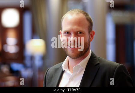 Rostock, Germania. 28 Mar, 2019. Andreas Gruber, Managing Director di Laudamotion GmbH, sorride dopo la conferenza stampa sullo sviluppo della collaborazione tra la compagnia aerea austriaca Laudamotion e Rostock-Laage Aeroporto. Dal 13.6.2019 la compagnia aerea Laudamotion volerà tre volte a settimana da Rostock-Laage a Maiorca durante il periodo estivo la pianificazione del volo. Credito: Danny Gohlke/dpa/Alamy Live News Foto Stock