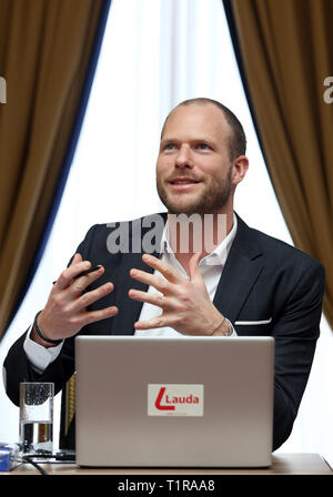 Rostock, Germania. 28 Mar, 2019. Andreas Gruber, Managing Director di Laudamotion GmbH, gesti durante la conferenza stampa sullo sviluppo della collaborazione tra la compagnia aerea austriaca Laudamotion e Rostock-Laage Aeroporto. Dal 13.6.2019 la compagnia aerea Laudamotion volerà tre volte a settimana da Rostock-Laage a Maiorca durante il periodo estivo la pianificazione del volo. Credito: Danny Gohlke/dpa/Alamy Live News Foto Stock