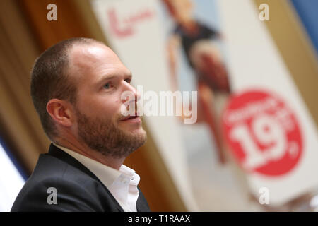 Rostock, Germania. 28 Mar, 2019. Andreas Gruber, Managing Director di Laudamotion GmbH, gesti durante la conferenza stampa sullo sviluppo della collaborazione tra la compagnia aerea austriaca Laudamotion e Rostock-Laage Aeroporto. Dal 13.6.2019 la compagnia aerea Laudamotion volerà tre volte a settimana da Rostock-Laage a Maiorca durante il periodo estivo la pianificazione del volo. Credito: Danny Gohlke/dpa/Alamy Live News Foto Stock