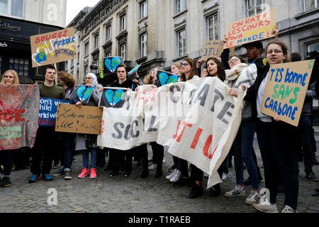 Bruxelles, Belgio. Il 28 marzo 2019. Gli attivisti del clima si riuniscono di fronte al parlamento belga la rivendicazione di giustizia climatica. Più tardi nel giorno, il Belgio il Parlamento discuterà sul clima. Alexandros Michailidis/Alamy Live News Foto Stock