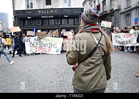 Bruxelles, Belgio. Il 28 marzo 2019. Gli attivisti del clima si riuniscono di fronte al parlamento belga la rivendicazione di giustizia climatica. Più tardi nel giorno, il Belgio il Parlamento discuterà sul clima. Alexandros Michailidis/Alamy Live News Foto Stock