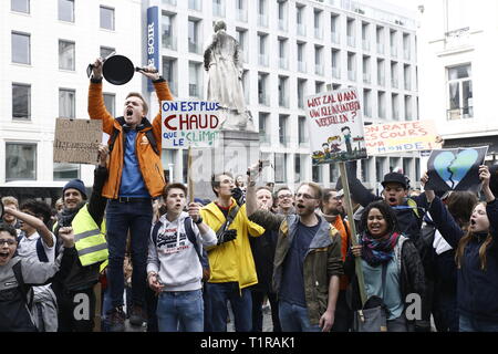 Bruxelles, Belgio. Il 28 marzo 2019. Gli attivisti del clima si riuniscono di fronte al parlamento belga la rivendicazione di giustizia climatica. Più tardi nel giorno, il Belgio il Parlamento discuterà sul clima. Alexandros Michailidis/Alamy Live News Foto Stock