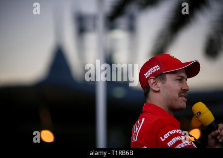 Sakhir, Bahrain. 28 Mar, 2019. SEBASTIAN VETTEL della Scuderia Ferrari missione vagli durante i preparativi del 2019 FIA Formula 1 Gran Premio del Bahrain al Circuito Internazionale del Bahrain sul circuito di Sakhir. Credito: James Gasperotti/ZUMA filo/Alamy Live News Foto Stock