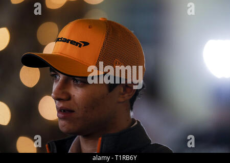 Sakhir, Bahrain. 28 Mar, 2019. LANDO NORRIS della McLaren F1 Team durante i preparativi del 2019 FIA Formula 1 Gran Premio del Bahrain al Circuito Internazionale del Bahrain sul circuito di Sakhir. Credito: James Gasperotti/ZUMA filo/Alamy Live News Foto Stock