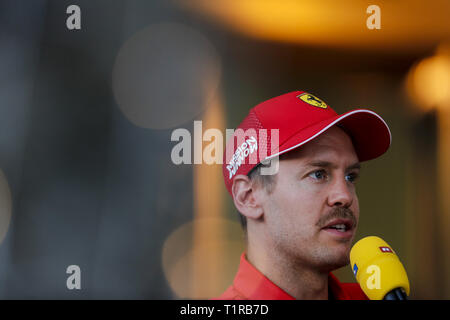 Sakhir, Bahrain. 28 Mar, 2019. SEBASTIAN VETTEL della Scuderia Ferrari missione vagli durante i preparativi del 2019 FIA Formula 1 Gran Premio del Bahrain al Circuito Internazionale del Bahrain sul circuito di Sakhir. Credito: James Gasperotti/ZUMA filo/Alamy Live News Foto Stock