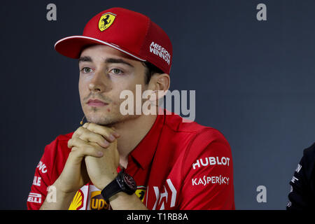 Sakhir, Bahrain. 28 Mar, 2019. CHARLES LECLERC della Scuderia Ferrari missione vagli durante la conferenza stampa del 2019 FIA Formula 1 Gran Premio del Bahrain al Circuito Internazionale del Bahrain sul circuito di Sakhir. Credito: James Gasperotti/ZUMA filo/Alamy Live News Foto Stock