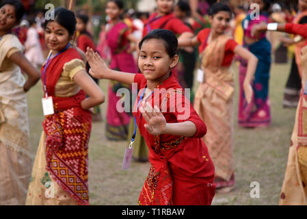 Guwahati, Assam, India. 28 Mar, 2019. I partecipanti durante un Bihu Dance workshop precedendo Rongali Bihu Festival di Guwahati, Assam, giovedì 28 marzo, 2019. Credito: David Talukdar/Alamy Live News Foto Stock