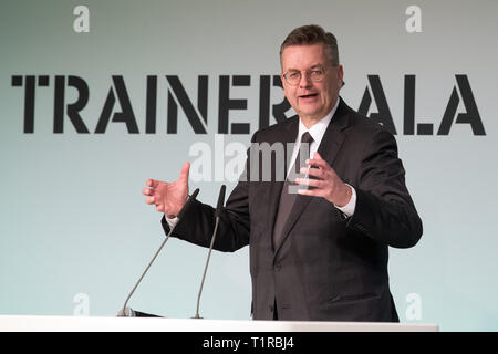 28 marzo 2019, della Renania settentrionale-Vestfalia, Köln: Reinhard Grindel, DFB Presidente interverrà sul palco durante il 2019 Trainer Gala. Foto: Federico Gambarini/dpa Foto Stock