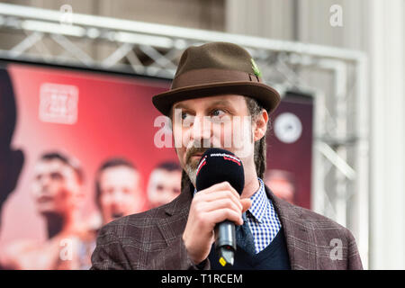 Liverpool, Regno Unito. 28 marzo, 2019. Match DAZN presentatore durante Liam Smith vs. Sam Eggington conferenza stampa finale presso la Cunard Building giovedì 28 marzo 2019. LIVERPOOL, in Inghilterra. (Solo uso editoriale, è richiesta una licenza per uso commerciale. Nessun uso in scommesse, giochi o un singolo giocatore/club/league pubblicazioni.) Credito: Taka G Wu/Alamy News Foto Stock