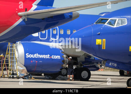 (190328) -- VICTORVILLE (USA), 28 marzo 2019 (Xinhua) -- un uomo lavora su un Southwest Airlines Boeing 737 Max aeromobili presso l'aeroporto Logistics della California Meridionale, conosciuto anche come aeroporto di Victorville, in Victorville, California, Stati Uniti, il 27 marzo 2019. Un Southwest Airlines Boeing 737 Max, sul suo modo di Victorville, dove la Southwest Airlines è la memorizzazione dei velivoli, per essere collegato a terra, fece un atterraggio di emergenza presso l'Aeroporto Internazionale di Orlando (OIA) martedì pomeriggio, hanno detto le autorità. (Xinhua/Zhao Hanrong) Foto Stock