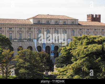 VERONA, Italia - CIRCA NEL MARZO 2019: Palazzo della Gran Guardia Palace ospita il Congresso Mondiale delle Famiglie XIII dal 29 al 31 marzo 2019 Foto Stock