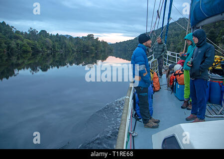 Yacht all'alba sul fiume Gordon Foto Stock