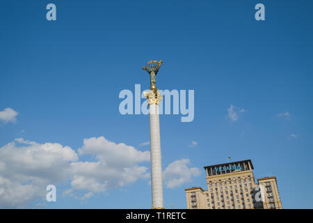La colonna della vittoria in Piazza Indipendenza, Maidan, a Kiev in Ucraina. Foto Stock