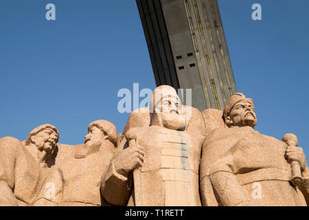 Statua del Consiglio Pereyaslav sotto l'acciaio inossidabile amicizia delle Nazioni arch a Kiev in Ucraina. Foto Stock