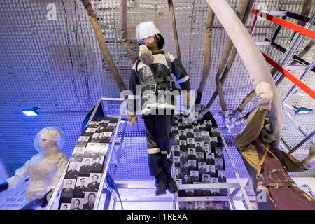 Mostra al Museo di Chernobyl a Kiev in Ucraina. Tute di radiazione e la maschera a gas exsamples di ripulire l'equipaggio. Foto Stock