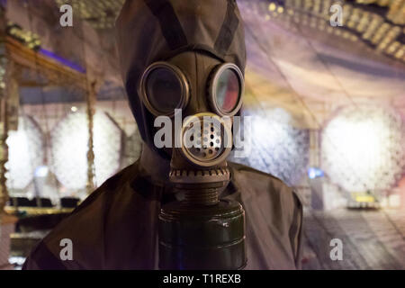 Mostra al Museo di Chernobyl a Kiev in Ucraina. Tute di radiazione e la maschera a gas exsamples di ripulire l'equipaggio. Foto Stock