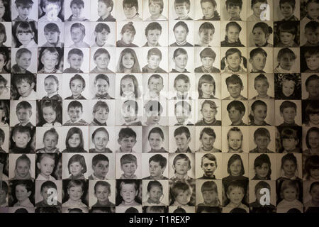 Mostra al Museo di Chernobyl a Kiev in Ucraina. Una parete di fotografie di alcuni dei bambini colpiti dalle radiazioni. Foto Stock