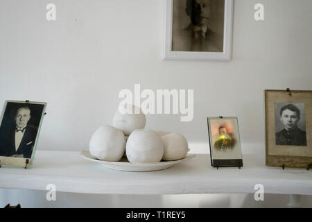 Scrittore russo Mikhail Bulgakov casa, ora un museo a Kiev in Ucraina. Le camere combinano gli artefatti e le impostazioni da suoi romanzi. Stillife. Foto Stock