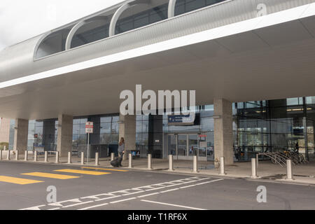 Aeroporto Sky Harbor, stazione del sistema di transito della metropolitana di Phoenix Valley, sito di noleggio auto per passeggeri. Foto Stock