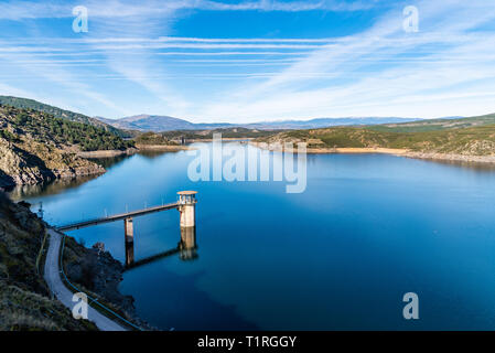 Il Atazar serbatoio e torre di controllo della diga nella gamma della montagna di Madrid Foto Stock