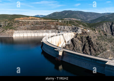 Il Atazar serbatoio e diga nella gamma della montagna di Madrid Foto Stock