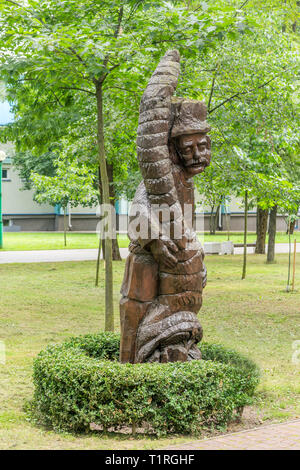 Brest, Bielorussia - Luglio 27, 2018: divertenti e figure stilizzate in città giardino Foto Stock