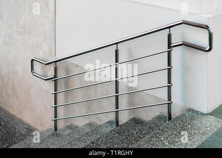 Corrimano di metallo vicino alle scale Foto Stock