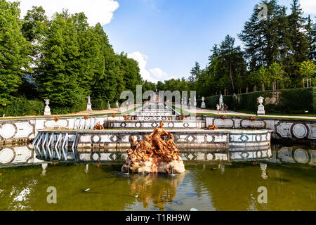 Settembre 2018 - La Granja de San Ildefonso, Segovia, Spagna - Fuente de Anfitrite nei giardini di La Granja in estate. Il Royal Palace e i suoi giardini w Foto Stock