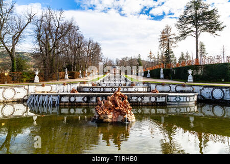 Ott 2018 - La Granja de San Ildefonso, Segovia, Spagna - Fuente de Anfitrite nei giardini di La Granja in inverno. Il Royal Palace e i suoi giardini ci Foto Stock