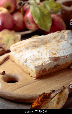 Freschi di forno delizioso classic American apple pie. Mele, bastoncini di cannella e utensili da cucina su un vecchio tavolo di legno. Foto Stock