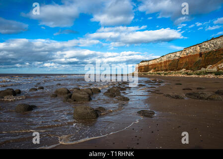 Hunstanton scogliere vicino alla vecchia Hunstantion sulla costa di Norfolk, dove bianco gesso sovrapposizioni di calcare rosso in un colorato formazione. Conosciuta come la caramella scogliere. Foto Stock